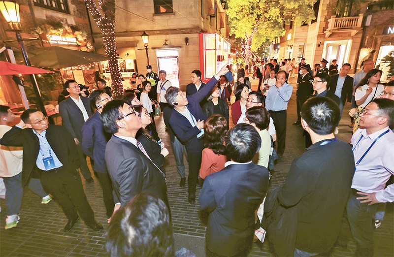 2023年4月18日，全國無黨派人士考察團(tuán)來到位于上海市黃浦區(qū)的上海新天地開放式街區(qū)考察夜經(jīng)濟(jì)。 新華社記者 王翔/攝