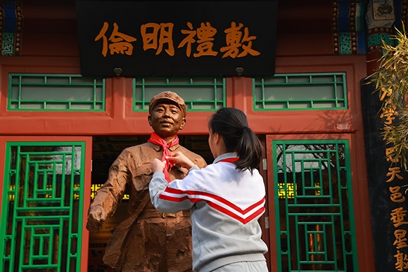 “追尋雷鋒足跡 弘揚(yáng)志愿精神”學(xué)雷鋒主題教育活動(dòng)。學(xué)校供圖