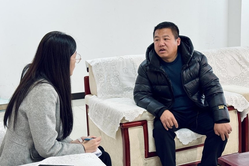 人民網(wǎng)記者采訪“在水一方”小區(qū)住戶。人民網(wǎng) 高清揚攝