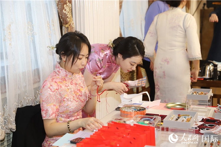 孔院教師展示剪紙。人民網(wǎng)記者 霍文攝