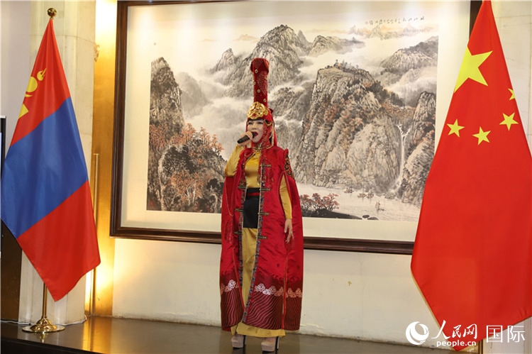 呼麥演唱。人民網(wǎng)記者 霍文攝