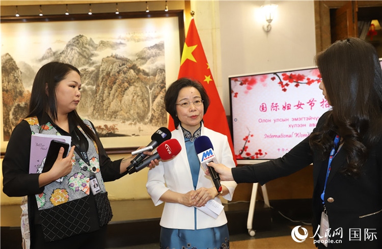 沈大使接受蒙古媒體采訪。人民網(wǎng)記者 霍文攝