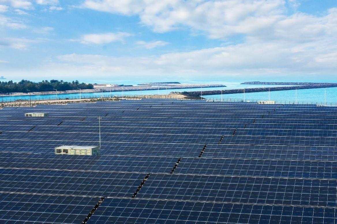 項目廣泛采用光伏補償發(fā)電系統(tǒng)，降低能源消耗。山東電建三公司供圖