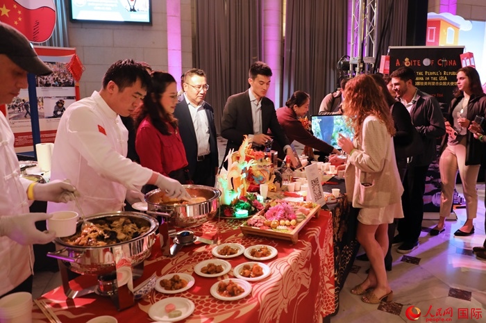 使館工作人員詳細(xì)為現(xiàn)場美食家和來賓講解菜品色香味特點(diǎn)、原料特色、烹制手法及其中蘊(yùn)含的中華美食文化。人民網(wǎng)記者 李志偉攝