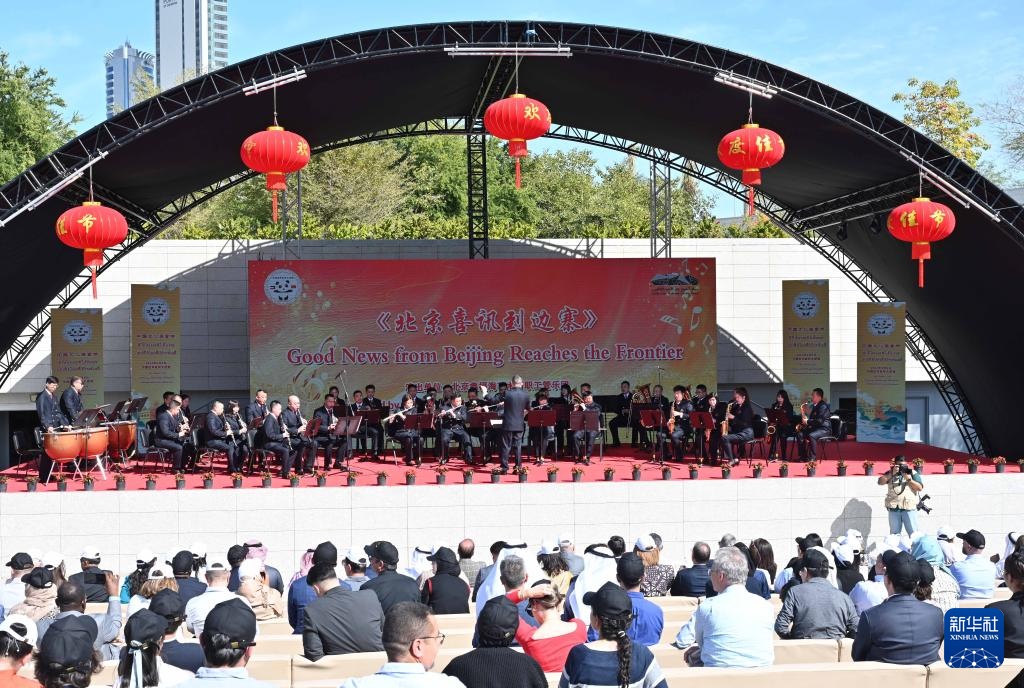 3月9日，在科威特首都省賈比爾文化中心，人們欣賞中國樂隊帶來的中國曲目。新華社發(fā)（阿薩德攝）