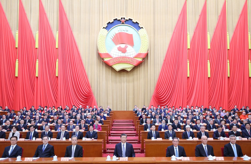 3月4日下午，中國(guó)人民政治協(xié)商會(huì)議第十四屆全國(guó)委員會(huì)第二次會(huì)議在北京人民大會(huì)堂開(kāi)幕。這是習(xí)近平、李強(qiáng)、趙樂(lè)際、蔡奇、丁薛祥、李希、韓正在主席臺(tái)就座。王滬寧代表政協(xié)第十四屆全國(guó)委員會(huì)常務(wù)委員會(huì)，向大會(huì)報(bào)告工作。