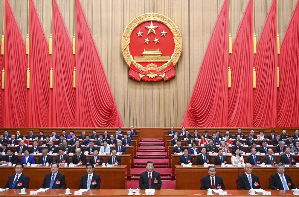 3月5日，第十四屆全國(guó)人民代表大會(huì)第二次會(huì)議在北京人民大會(huì)堂開(kāi)幕。黨和國(guó)家領(lǐng)導(dǎo)人習(xí)近平、李強(qiáng)、王滬寧、蔡奇、丁薛祥、李希、韓正等出席大會(huì)。趙樂(lè)際主持大會(huì)。