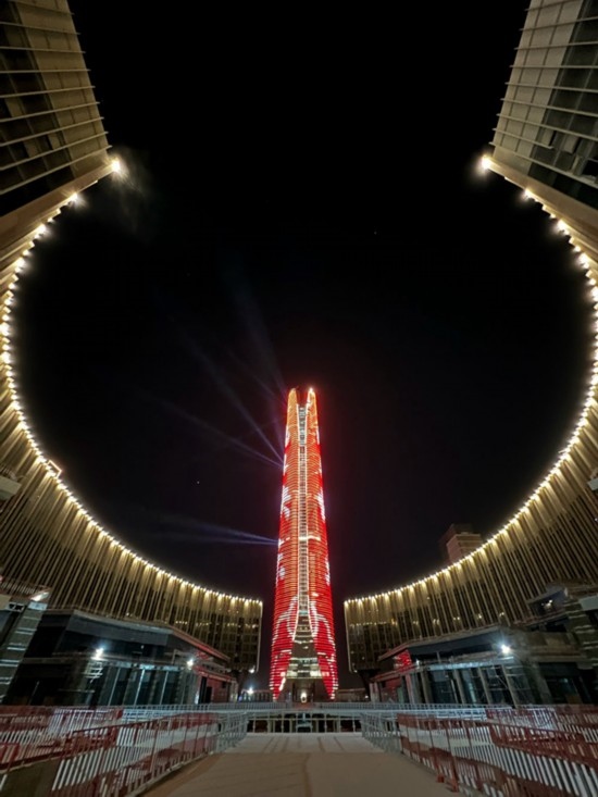  2024年2月9日，埃及開羅以東建設(shè)中的埃及新行政首都中央商務(wù)區(qū)項目上演燈光秀，迎接龍年春節(jié)。新華社發(fā)（黎炳宏攝）