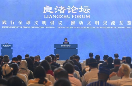  2023年12月3日，卡塔爾國家圖書館執(zhí)行館長陳慧心在“良渚論壇”上發(fā)言。當日，以“踐行全球文明倡議，推動文明交流互鑒”為主題的首屆“良渚論壇”在浙江省杭州市開幕。新華社記者 黃宗治 攝