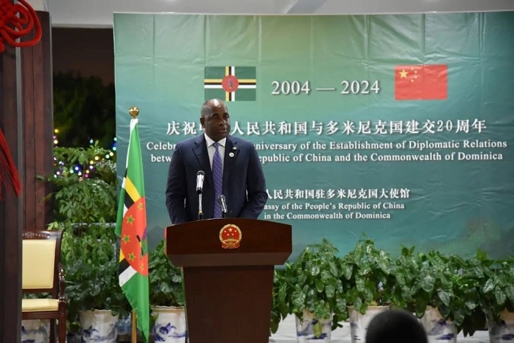 多米尼克總理斯凱里特在中多建交20周年招待會(huì)上致辭。中國駐多米尼克大使館供圖