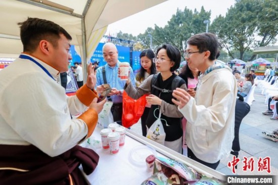 圖為廣州市民體驗果洛特產(chǎn)。 果洛州文體旅游廣電局 供圖