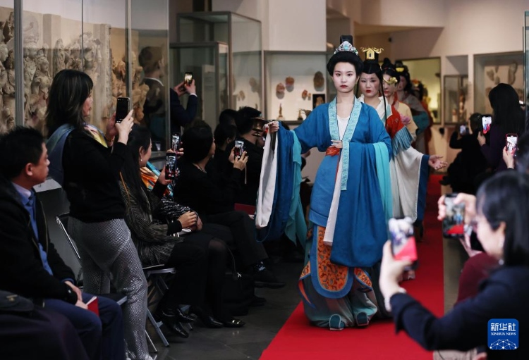 3月13日，在位于法國巴黎的吉美國立亞洲藝術博物館，模特展示敦煌復原服飾。新華社記者 高靜 攝