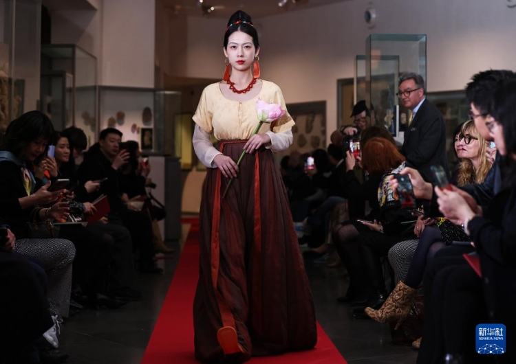 3月13日，在位于法國巴黎的吉美國立亞洲藝術博物館，模特展示敦煌復原服飾。新華社記者 高靜 攝