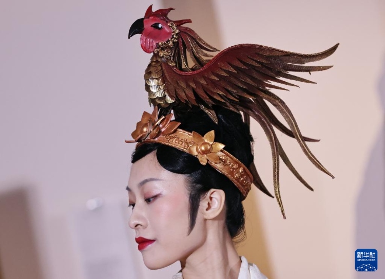 3月13日，在位于法國巴黎的吉美國立亞洲藝術博物館，模特展示敦煌復原服飾。新華社記者 高靜 攝