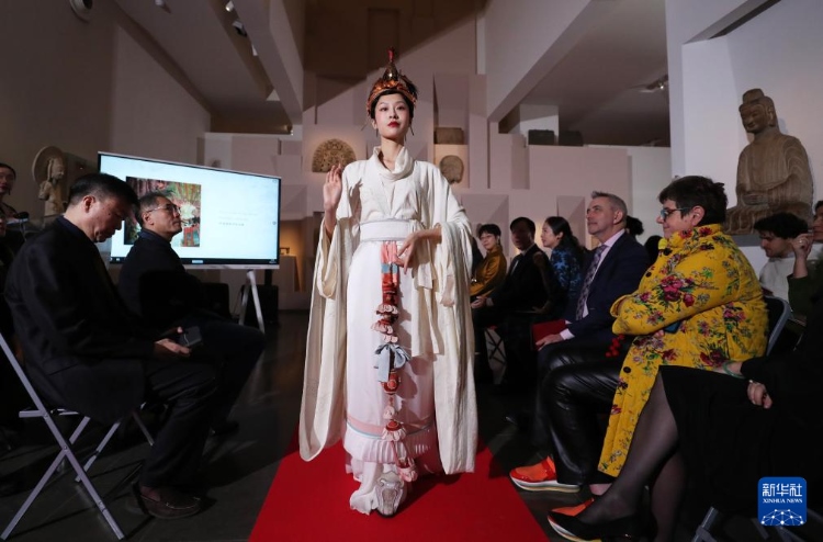 3月13日，在位于法國巴黎的吉美國立亞洲藝術博物館，模特展示敦煌復原服飾。新華社記者 高靜 攝