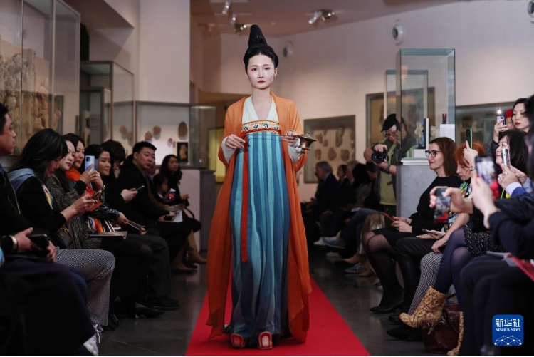 3月13日，在位于法國巴黎的吉美國立亞洲藝術博物館，模特展示敦煌復原服飾。新華社記者 高靜 攝