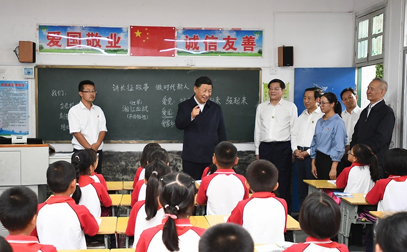 2020年9月16日，習(xí)近平總書記在湖南省郴州市汝城縣文明瑤族鄉(xiāng)第一片小學(xué)，同正在上思政課的同學(xué)們親切交流。