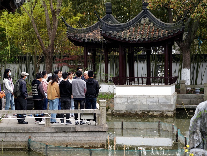 2021年3月30日，在上海交通大學(xué)南蘇園的“微型洱海”旁，孔海南教授為學(xué)生們打造“沉浸式”思政課。