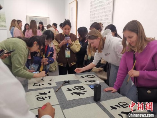 比利時(shí)學(xué)生體驗(yàn)書(shū)法。杭州師范大學(xué)供圖