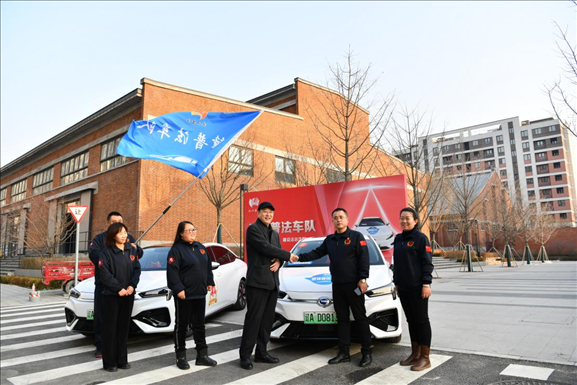 沈陽“憲法宣傳周”啟動儀式上雷鋒車隊照片。遼寧省司法廳供圖