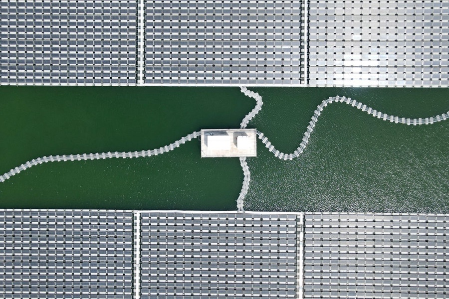 2022年8月25日拍攝的潁上縣毛圩水上光伏電站（無(wú)人機(jī)照片）。近年來(lái)，安徽省阜陽(yáng)市潁上縣古城鎮(zhèn)積極推進(jìn)采煤沉陷區(qū)治理工作，將昔日的采煤沉陷區(qū)建設(shè)成水上光伏電站，既減少占用土地面積，又能生產(chǎn)清潔能源。