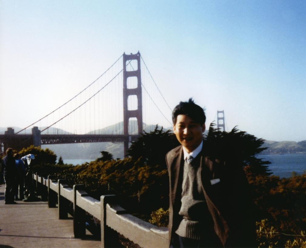 這是1985年，時(shí)任正定縣委書記的習(xí)近平在美國考察時(shí)的照片。新華社發(fā)