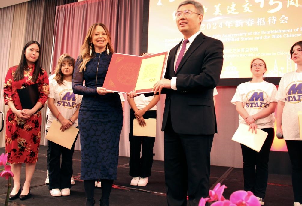 2024年2月27日，中國駐芝加哥總領(lǐng)事館舉辦慶祝中美建交45周年招待會，來自馬斯卡廷中學(xué)的學(xué)生們在招待會上收到一份特殊禮物——中國國家主席習(xí)近平給他們的復(fù)信。新華社記者 徐靜 攝