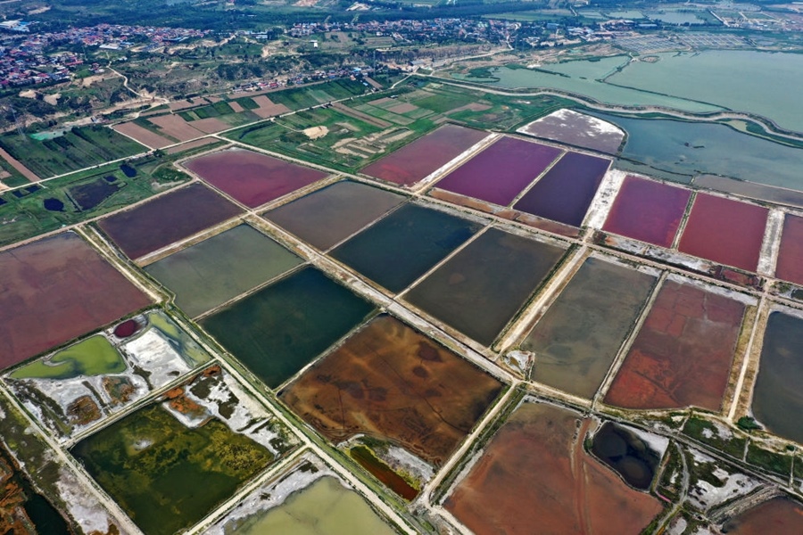 這是2023年7月11日拍攝的山西運(yùn)城鹽湖一角（無(wú)人機(jī)照片）。按照“生態(tài)優(yōu)先、保護(hù)為主、適度開(kāi)發(fā)”的原則，2020年9月，運(yùn)城市全面停止鹽湖范圍內(nèi)的工業(yè)生產(chǎn)活動(dòng)。近年來(lái)，千年鹽湖正在向生態(tài)保護(hù)、風(fēng)貌重塑、產(chǎn)業(yè)轉(zhuǎn)型、全域旅游的“綠色發(fā)展”轉(zhuǎn)變。