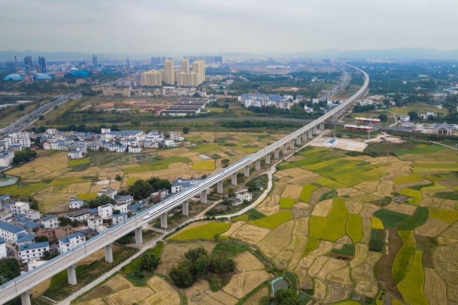 2021年10月14日，聯(lián)調(diào)聯(lián)試列車經(jīng)過(guò)贛深高鐵信豐特大橋（無(wú)人機(jī)照片）。2021年12月10日，連通贛南革命老區(qū)與深圳經(jīng)濟(jì)特區(qū)的贛深高鐵正式開(kāi)通運(yùn)營(yíng)，江西與粵港澳大灣區(qū)間形成快速客運(yùn)通道。