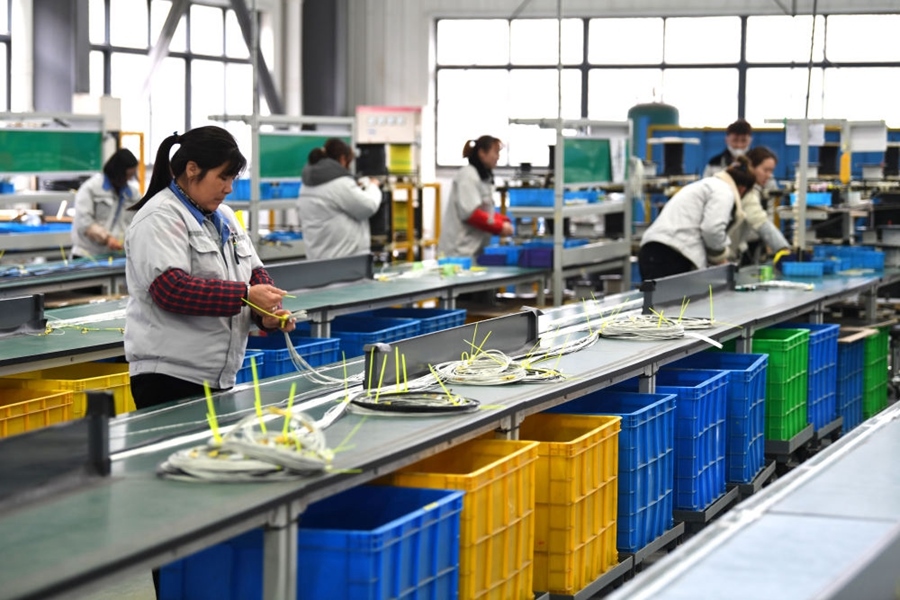 2022年2月16日，工作人員在安徽省滁州市汊河軌道交通裝備產(chǎn)業(yè)園的一家軌道交通裝備企業(yè)生產(chǎn)線上忙碌。安徽省滁州市來(lái)安縣汊河鎮(zhèn)地處皖蘇交界，緊鄰南京市江北新區(qū)。近年來(lái)，來(lái)安縣成為承接南京產(chǎn)業(yè)轉(zhuǎn)移的前沿陣地，汊河這個(gè)曾經(jīng)的傳統(tǒng)農(nóng)業(yè)小鎮(zhèn)緊抓機(jī)遇，開(kāi)始深度融入長(zhǎng)三角，參與產(chǎn)業(yè)協(xié)作分工。產(chǎn)業(yè)園吸引了越來(lái)越多長(zhǎng)三角地區(qū)軌道交通企業(yè)入駐，形成了鐵路客車、城際軌道零部件研發(fā)、生產(chǎn)、銷售的產(chǎn)業(yè)集群。