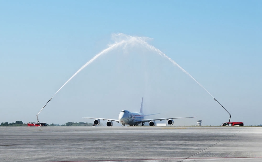 2023年6月14日，盧森堡國(guó)際貨運(yùn)航空公司的B747－8F全貨機(jī)抵達(dá)鄭州。鄭州—盧森堡“空中絲綢之路”貨運(yùn)量累計(jì)突破100萬(wàn)噸。