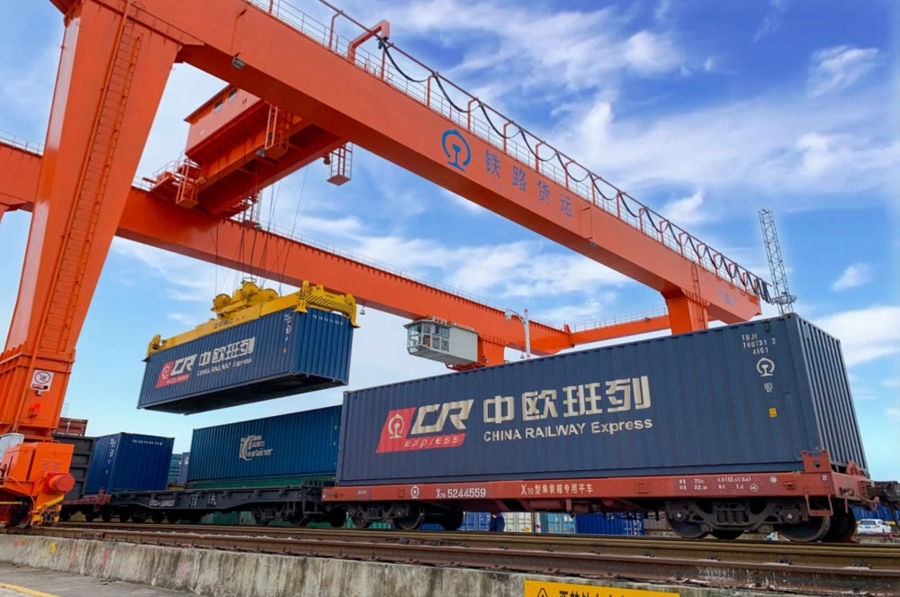 2022年4月29日，在鐵路合肥北站物流基地集裝箱作業(yè)區(qū)，龍門吊吊裝準(zhǔn)備發(fā)運(yùn)的中歐班列集裝箱。