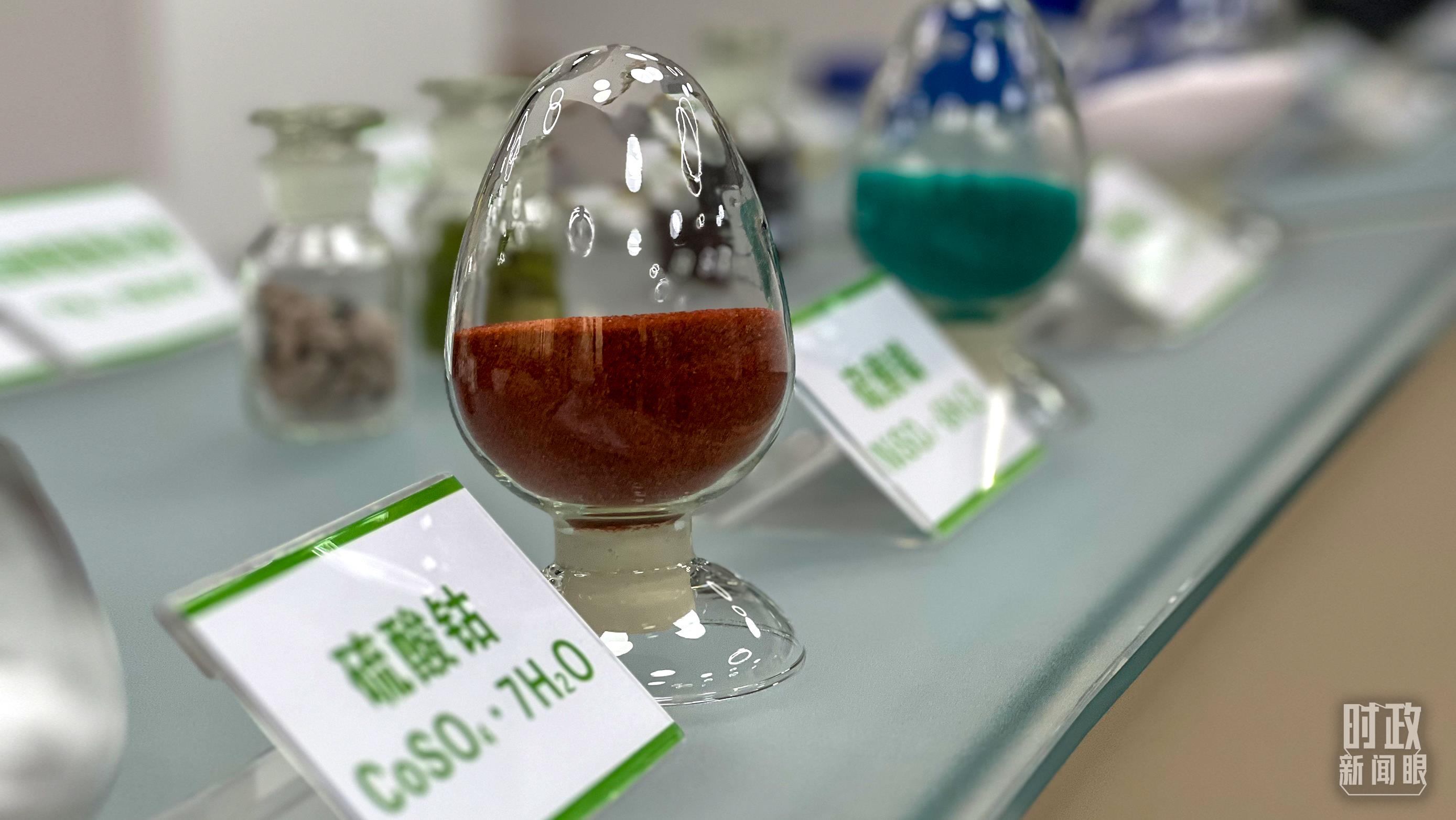 △巴斯夫杉杉電池材料有限公司的產(chǎn)品展示。（總臺央視記者李煒拍攝）