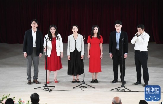 3月21日，國家開發(fā)銀行阿卡貝拉合唱團在音樂會上演出。新華社記者 任超 攝