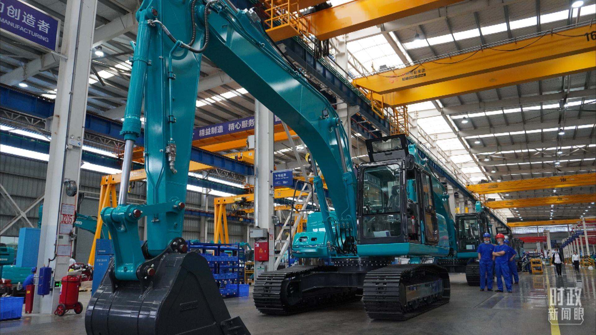 △這是山河智能大型挖掘機(jī)的組裝車間。2020年9月，習(xí)近平曾到此地考察。（總臺央視記者郭曉龍拍攝）