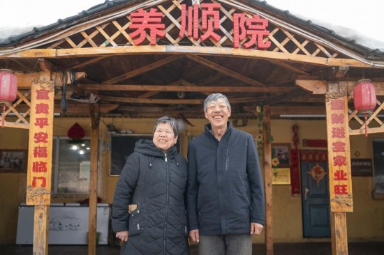 在伊春市友好區(qū)，伊春森工上甘嶺林業(yè)局有限責(zé)任公司溪水林場(chǎng)分公司退休職工劉養(yǎng)順（右）和老伴楊秋娥在自家農(nóng)家院中（3月13日攝）。新華社記者 謝劍飛 攝