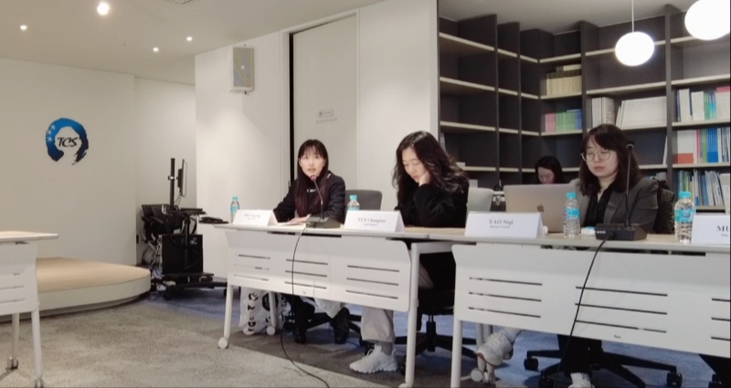 記者（左一）在交流活動(dòng)上，以加強(qiáng)中日韓三國(guó)經(jīng)濟(jì)合作、增進(jìn)三國(guó)民眾相互理解為主題發(fā)表演講。權(quán)小星攝
