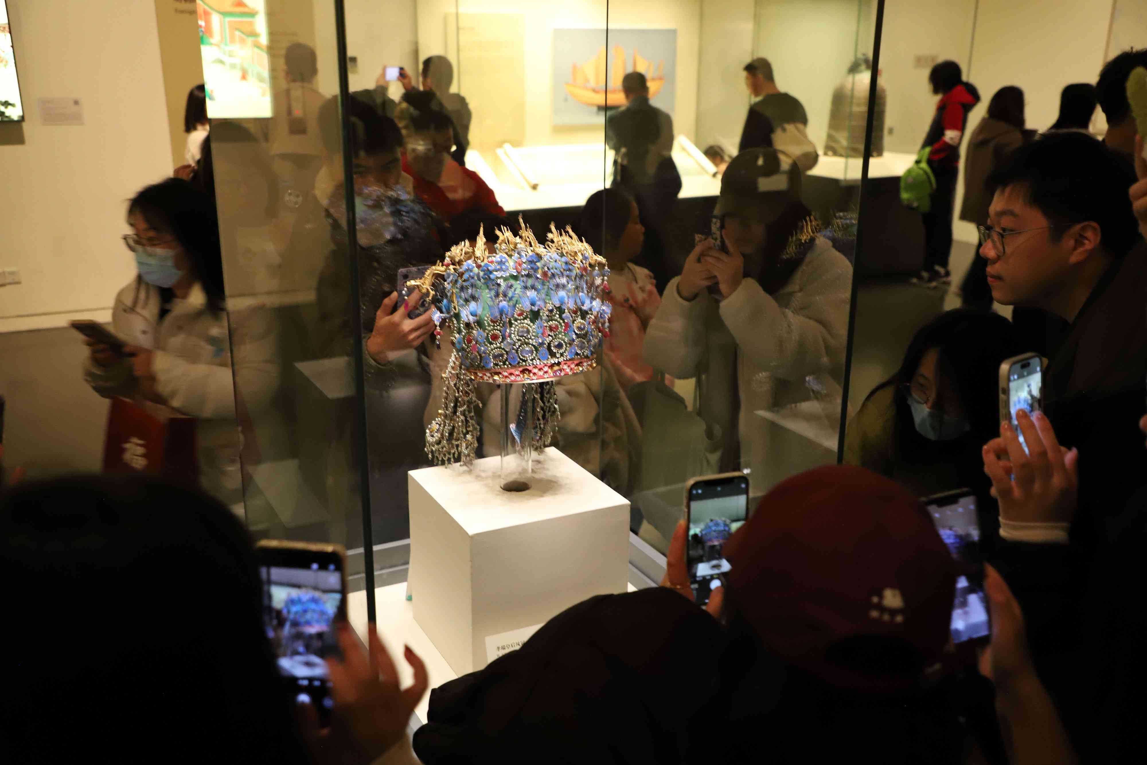 △ 2024年3月9日，北京，中國國家博物館，來自天南海北的游客在參觀藏品。