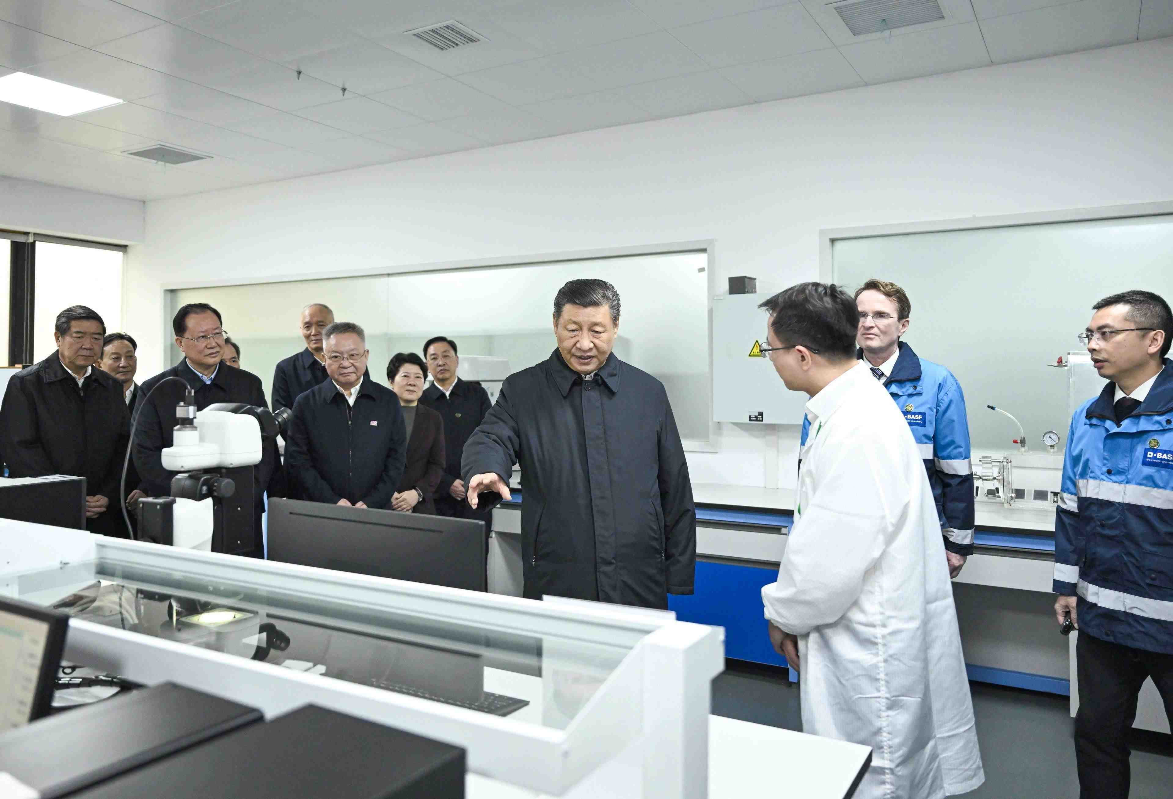 △3月18日，正在湖南長沙考察的習近平總書記來到巴斯夫杉杉電池材料有限公司，聽取當?shù)丶涌彀l(fā)展新質(zhì)生產(chǎn)力、擴大高水平對外開放等情況介紹，察看企業(yè)產(chǎn)品展示，了解材料性能測試情況和電池生產(chǎn)流程。