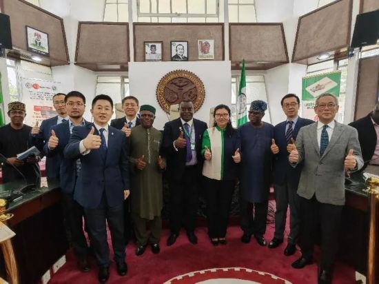 3月21日，與會嘉賓在首屆拉各斯論壇現(xiàn)場合影留念。（圖片由中國駐拉各斯總領(lǐng)事館提供）