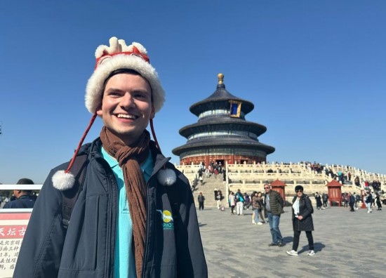3月20日，德國游客馬克西米利安在北京天壇公園參觀游覽。新華社記者 楊淑君 攝