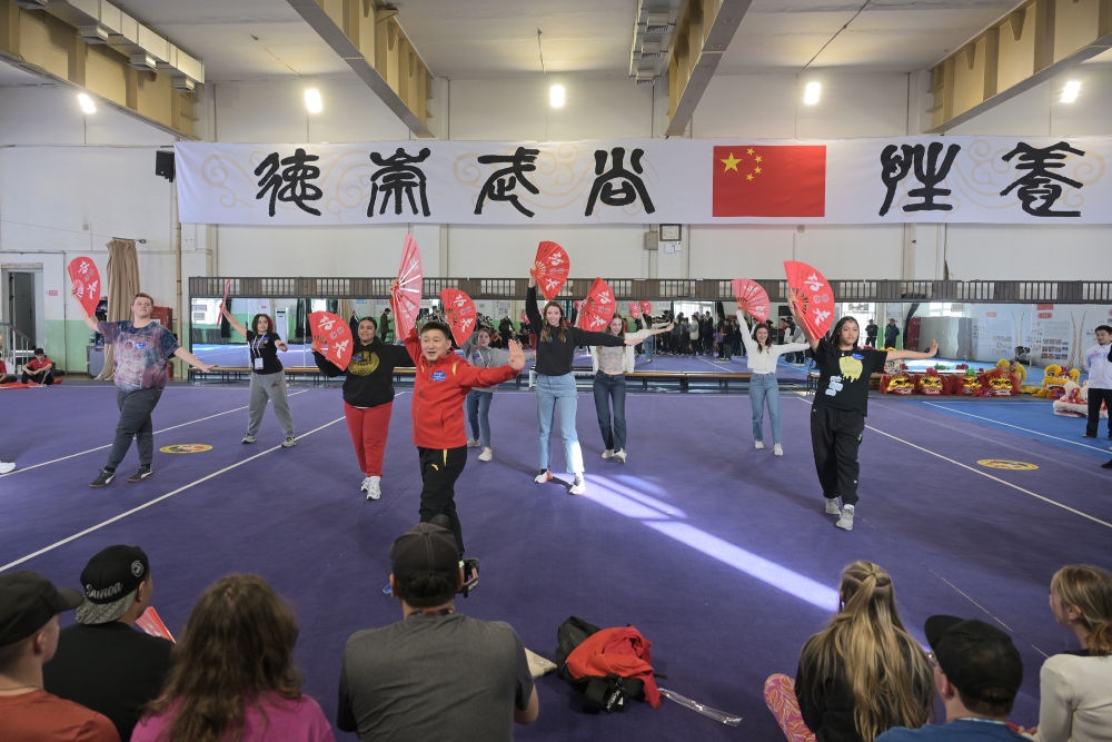 3月19日，美國(guó)華盛頓州中學(xué)生代表團(tuán)的成員在首都體育學(xué)院體驗(yàn)功夫扇。新華社記者 李鑫 攝