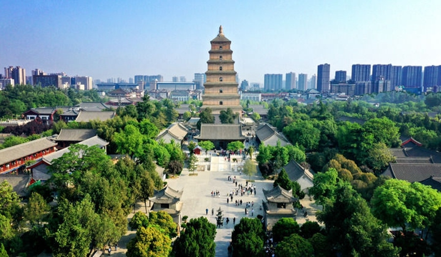  這是2023年4月19日拍攝的西安大雁塔（無人機照片）。2014年6月，由中國、哈薩克斯坦和吉爾吉斯斯坦三國聯(lián)合申報的“絲綢之路：長安-天山廊道的路網(wǎng)”成功列入《世界遺產(chǎn)名錄》,成為世界上第一個以聯(lián)合申報的形式成功列入世界遺產(chǎn)名錄的絲綢之路項目，也是聯(lián)合國教科文組織確定的絲綢之路54個廊道中第一個成功申遺的項目。新華社記者 劉瀟 攝
