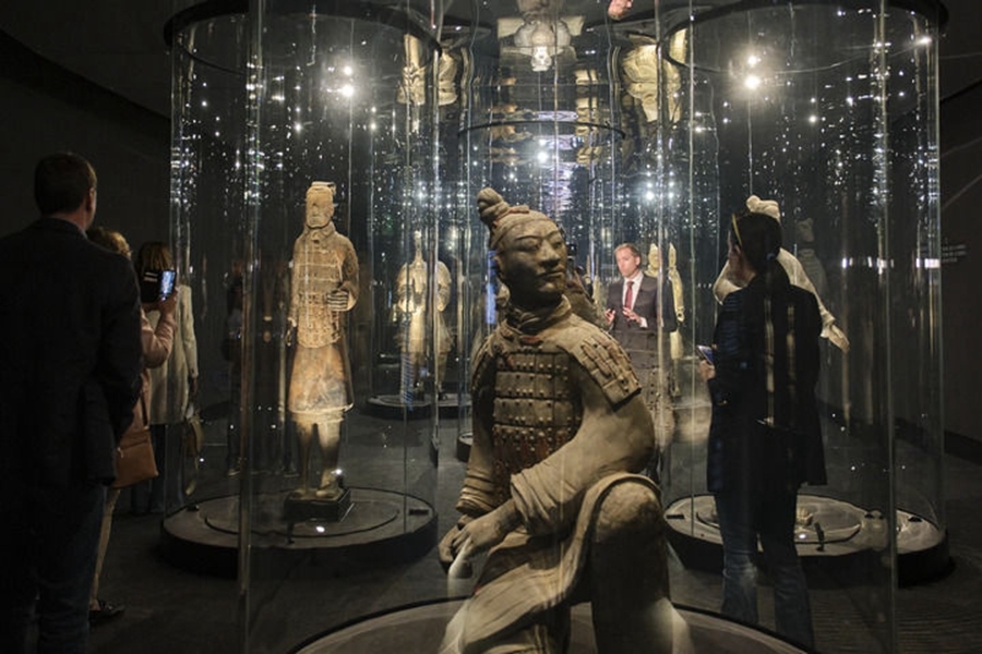  2023年3月28日，觀眾在西班牙阿利坎特參觀“中國秦漢文明的遺產(chǎn)”展覽。新華社記者 孟鼎博 攝