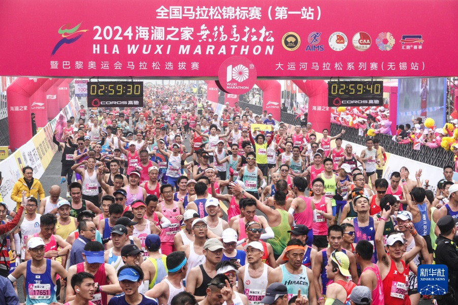 3月24日，參賽選手在3小時(shí)內(nèi)完賽。2024無(wú)錫馬拉松共有3423人“破三”（3小時(shí)內(nèi)完賽），這也創(chuàng)造了國(guó)內(nèi)單場(chǎng)賽事“破三”的新高。新華社記者 楊磊 攝