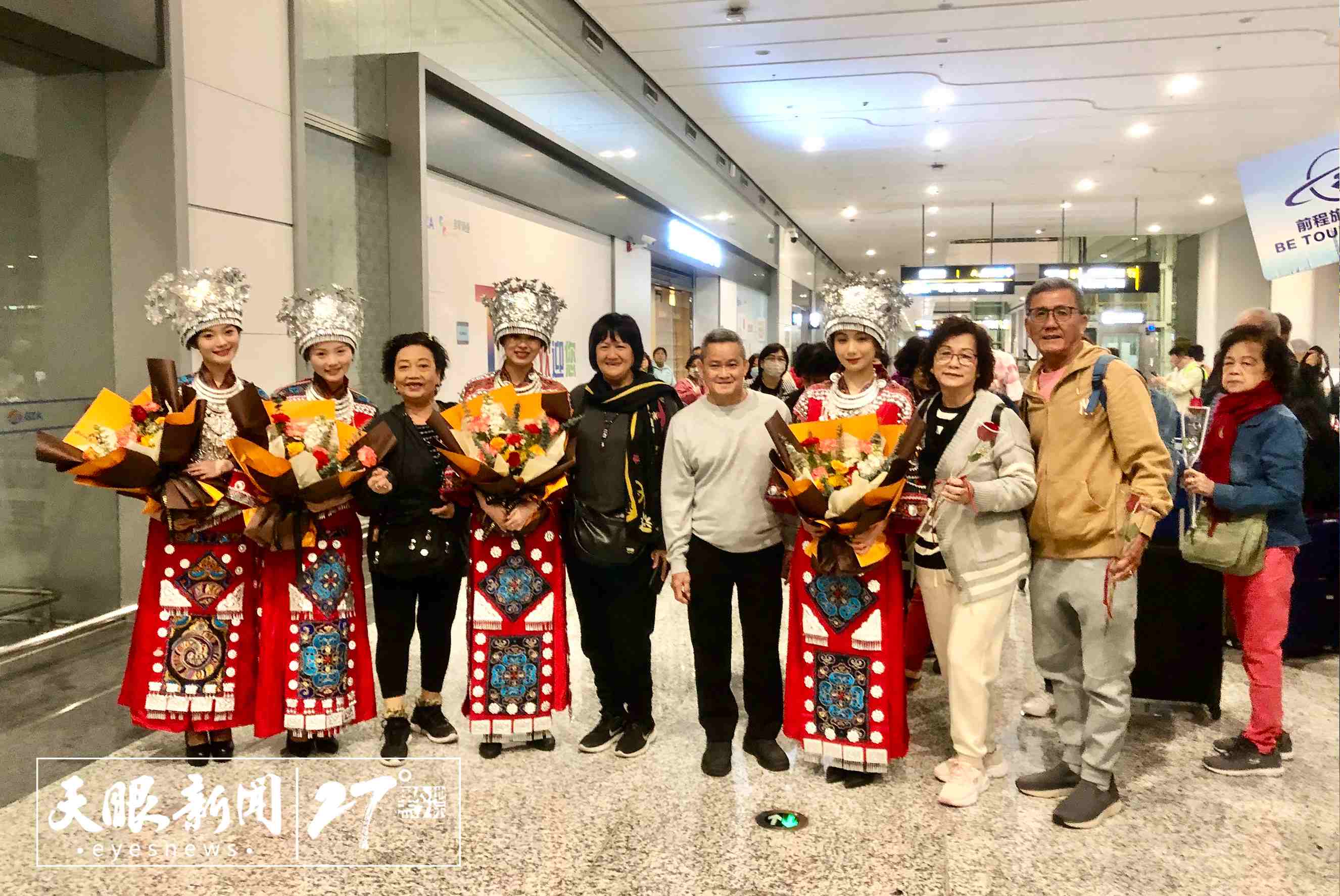 首個來黔旅游馬來西亞包機(jī)團(tuán)抵達(dá)。（圖/劉立超）