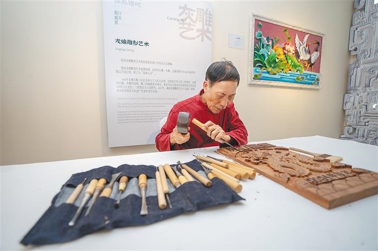 △2024年3月25日，在博鰲東嶼島文化公園海口城市展現(xiàn)場(chǎng)，非遺傳承人展演龍?zhí)恋窨趟囆g(shù)。