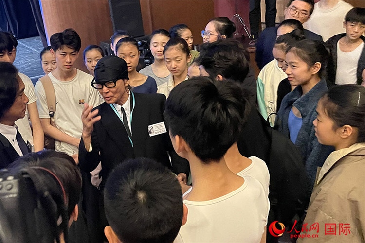 松山芭蕾舞團(tuán)總代表清水哲太郎與中央芭蕾舞團(tuán)舞蹈學(xué)校的學(xué)生們交流。人民網(wǎng)記者 張麗婭攝