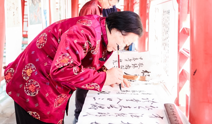 杏花節(jié)書畫展上書法家現(xiàn)場創(chuàng)作。受訪方供圖