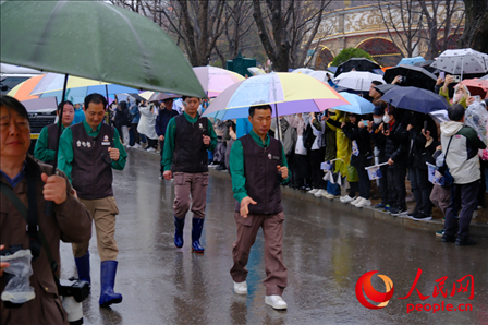 飼養(yǎng)員姜哲遠和宋永寬為“福寶”開路送行。人民網 李帆攝